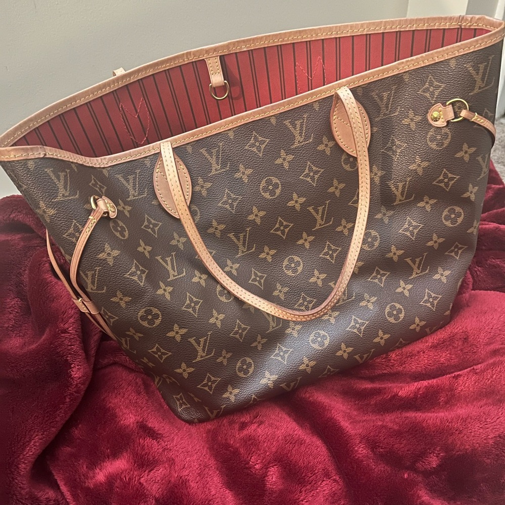 LV Great condition. Louis Vuitton. Super cute bag to pair with any outfit ❤️